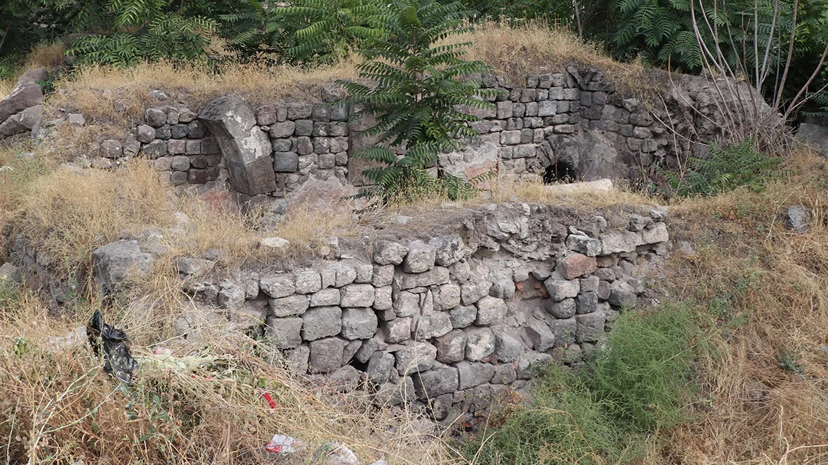 Kayseri'de, 1334'te osmanlı döneminde inşa edilen gülük hamamı, bakımsızlık nedeniyle atıl kaldı.