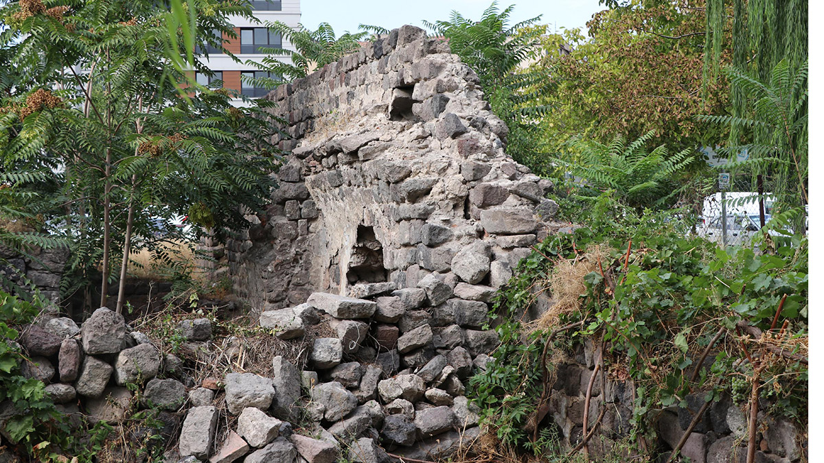 688 yıllık Gülük Hamamı yok oluyor