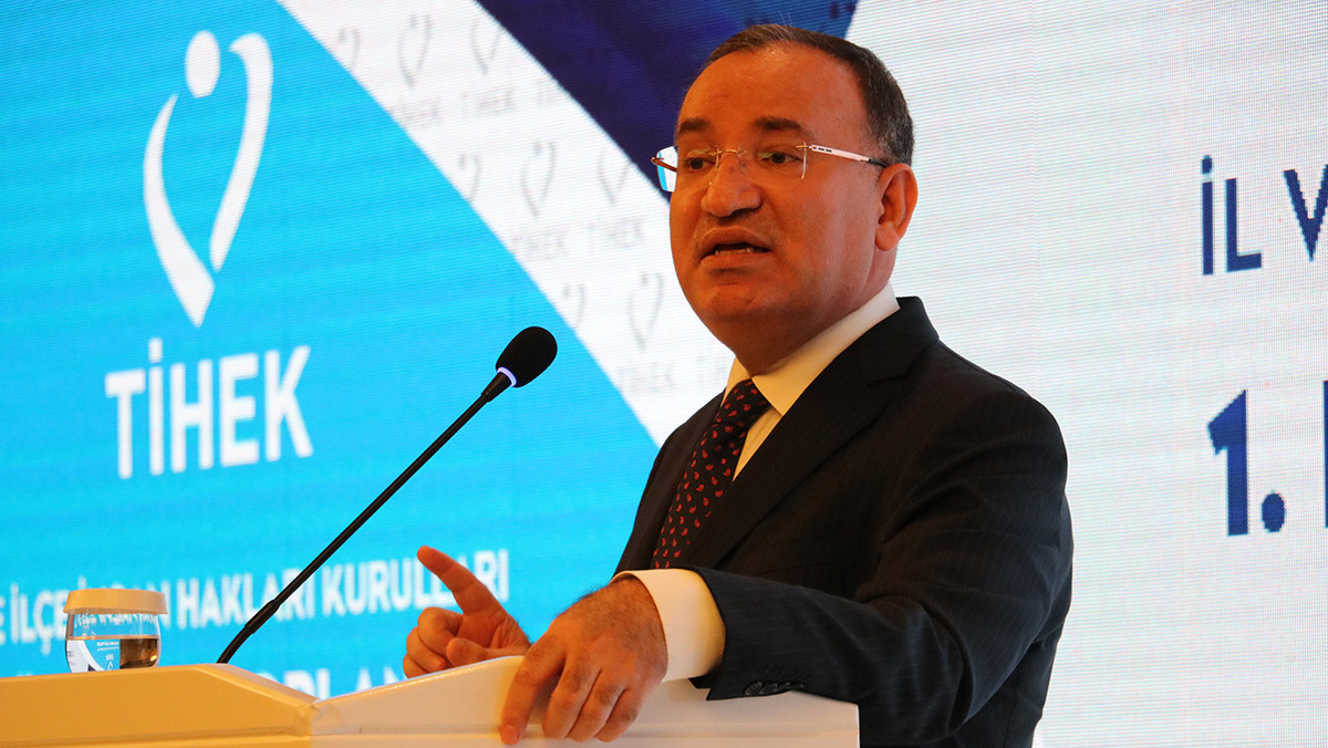 6'lı masa kendilerine emir eri arıyor