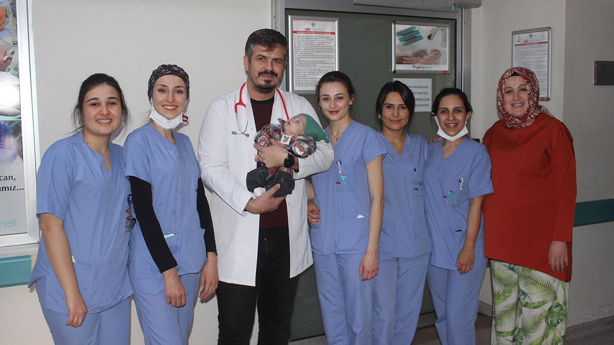 710 gram doğan Arden bebek yaşama tutundu