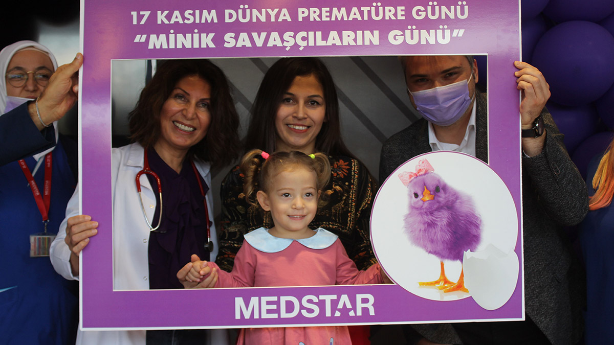 Antalya'da 26 haftalıkken 790 gram doğan Ayza, 3’üncü yaş gününü hayata tutunduğu hastanede kutladı.