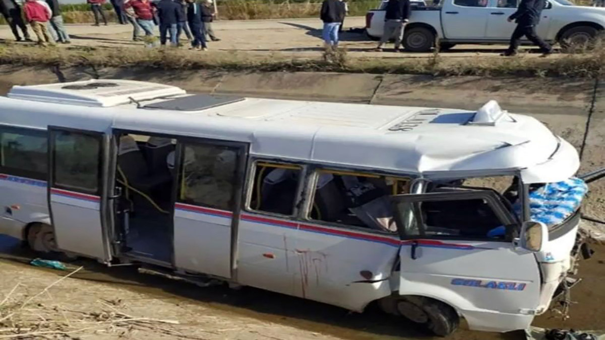 Adana minibüs sulama kanalına düştü: 15 yaralı