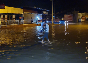 Adana'da sağanak yağış hayatı olumsuz etkiledi