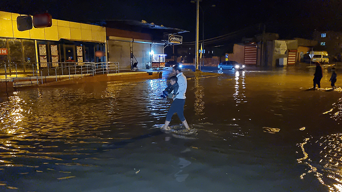 Adana'da sağanak yağış hayatı olumsuz etkiledi