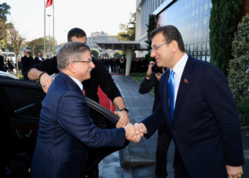 Ahmet Davutoğlu, İmamoğlu'nu ziyaret etti