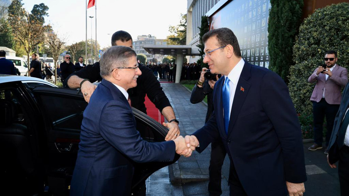 Ahmet Davutoğlu, İmamoğlu'nu ziyaret etti