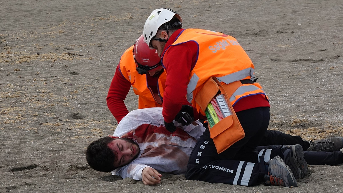 Alabora olan tekneden yaralıları kurtarma tatbikatı