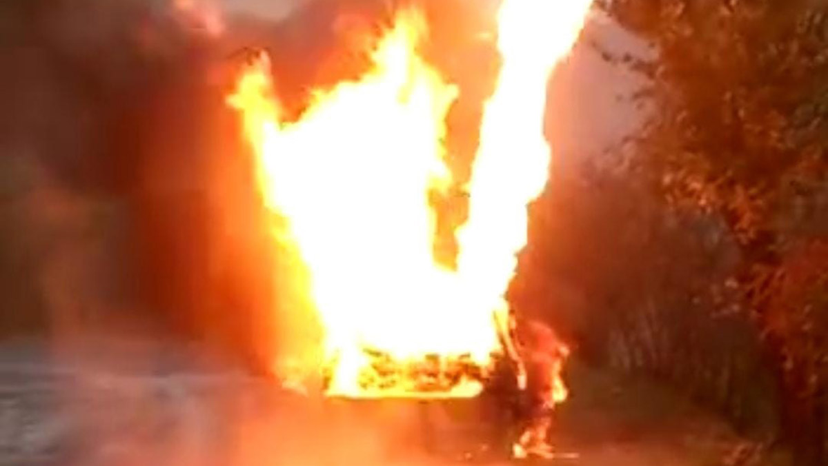 Alev alan otomobil kullanılamaz hale geldi