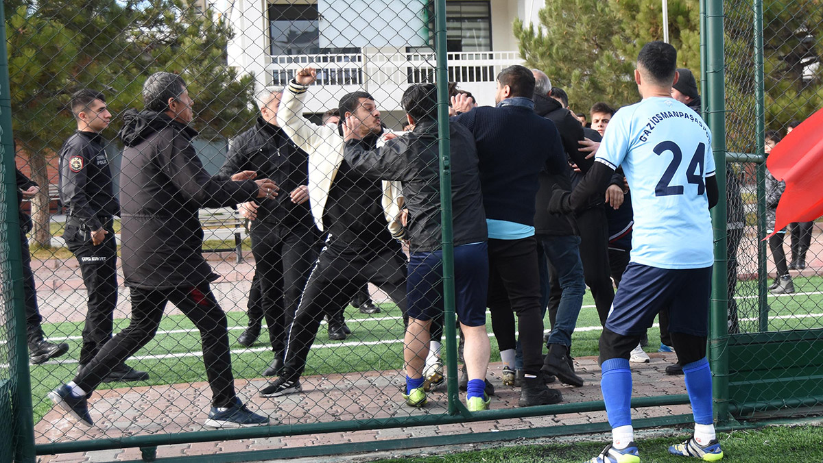Amatör maçta faul sonrası kavga