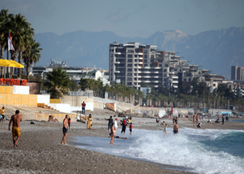 Antalya'da tatilciler kasım ortasında denize girdi