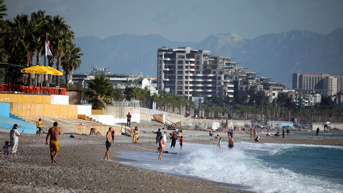 Antalya'da tatilciler kasım ortasında denize girdi