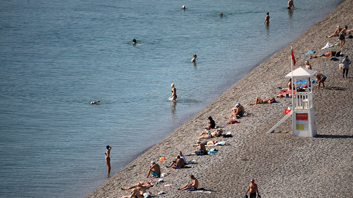 Antalya'da turistler kasım ayında denize girdi
