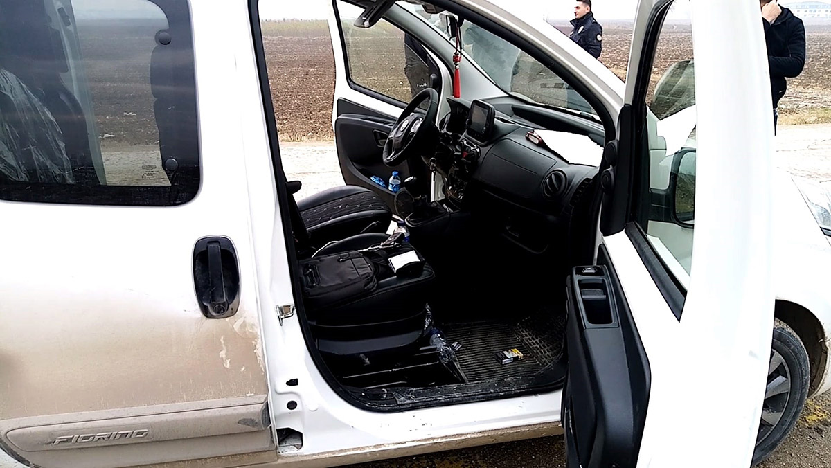 Araçta başından vurulmuş halde bulundu