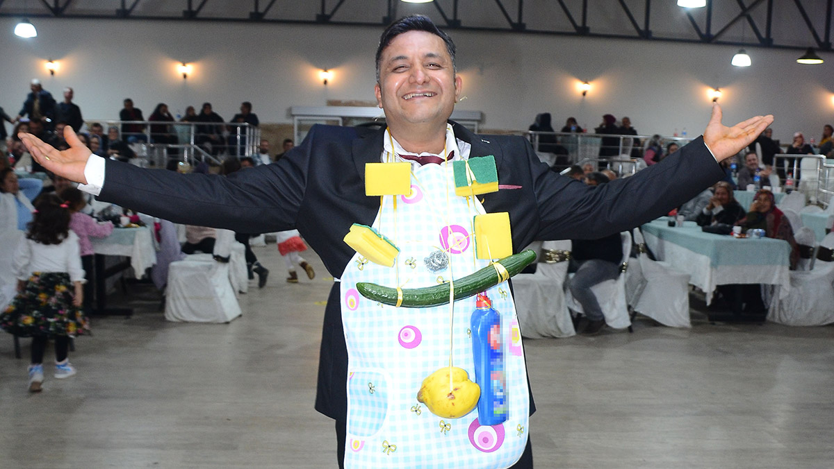 Arkadaşları damada 'bulaşık seti' taktı