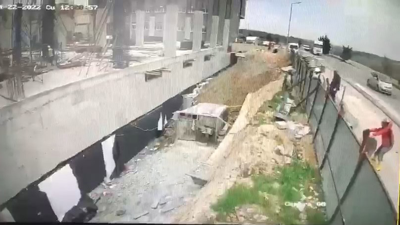 Arnavutköy'de hafriyat kamyonu inşaata daldı