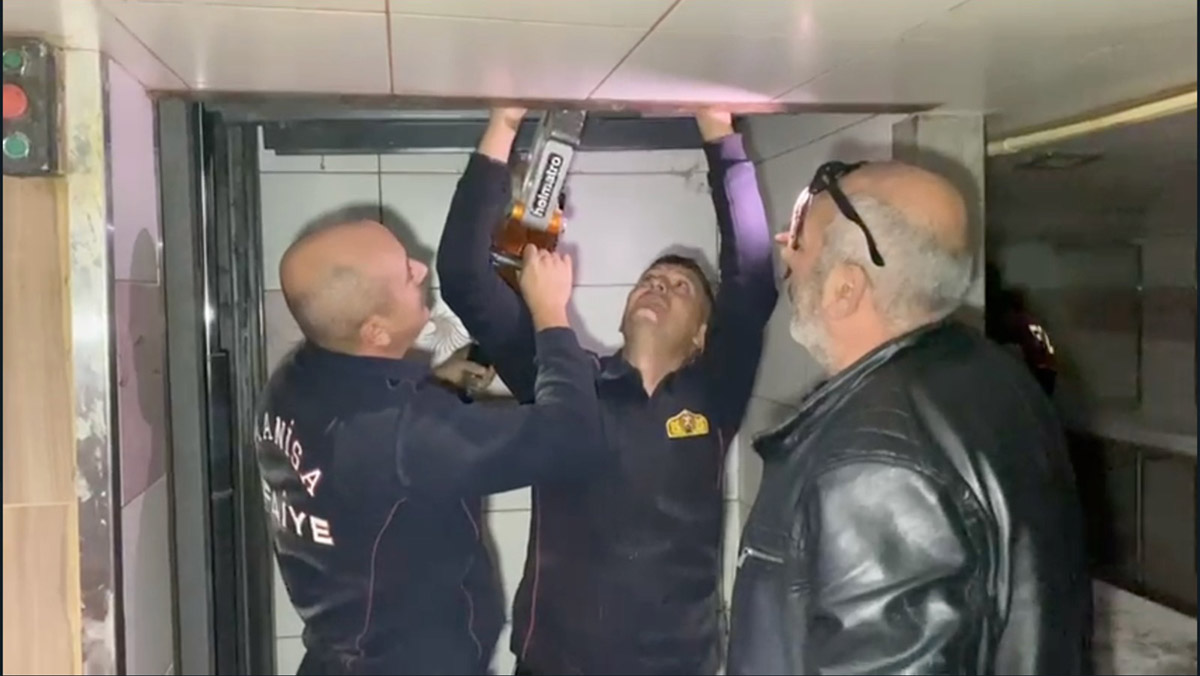 Asansöre ayağı sıkışan Eymen'i itfaiye kurtardı