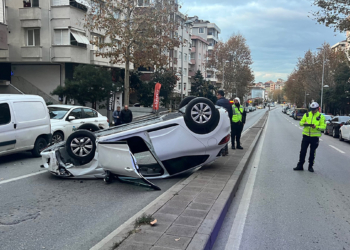 Ataşehir'de otomobil takla attı; 2 yaralı