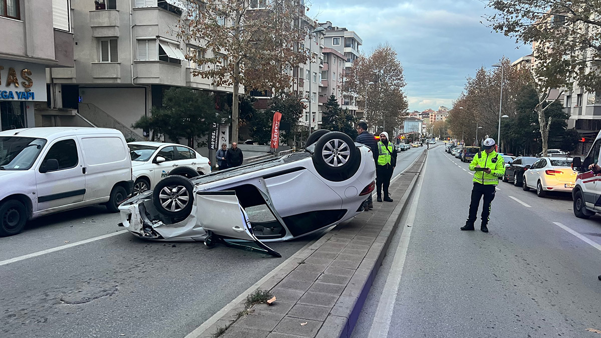 Ataşehir'de otomobil takla attı; 2 yaralı