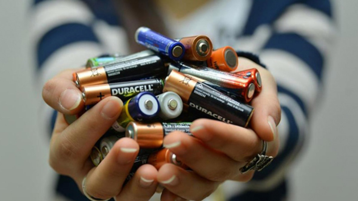 Atık piller bez çanta ve deftere dönüşüyor