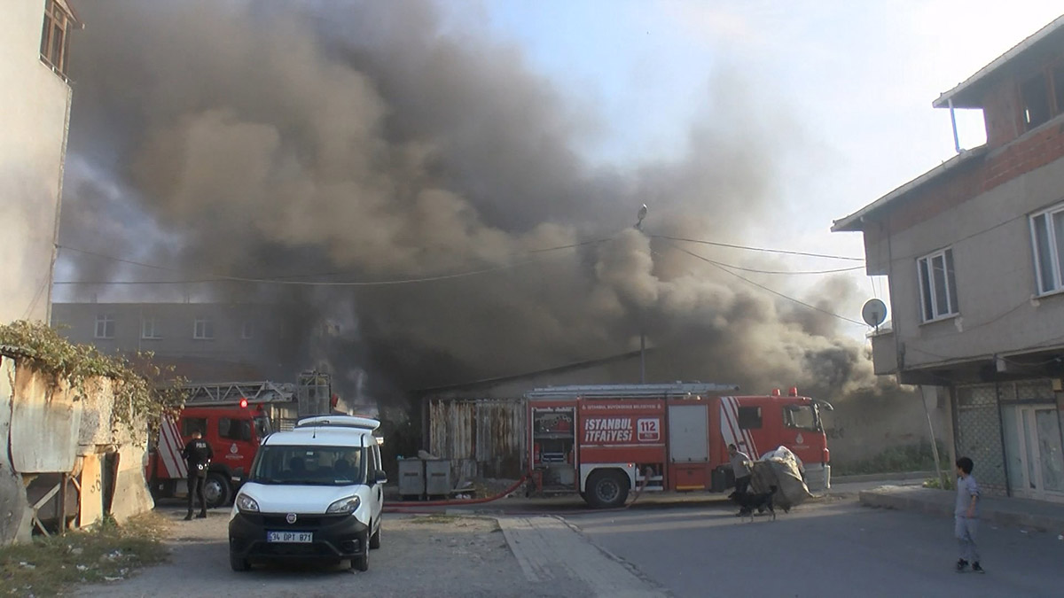 Avcılar'da geri dönüşüm deposunda yangın