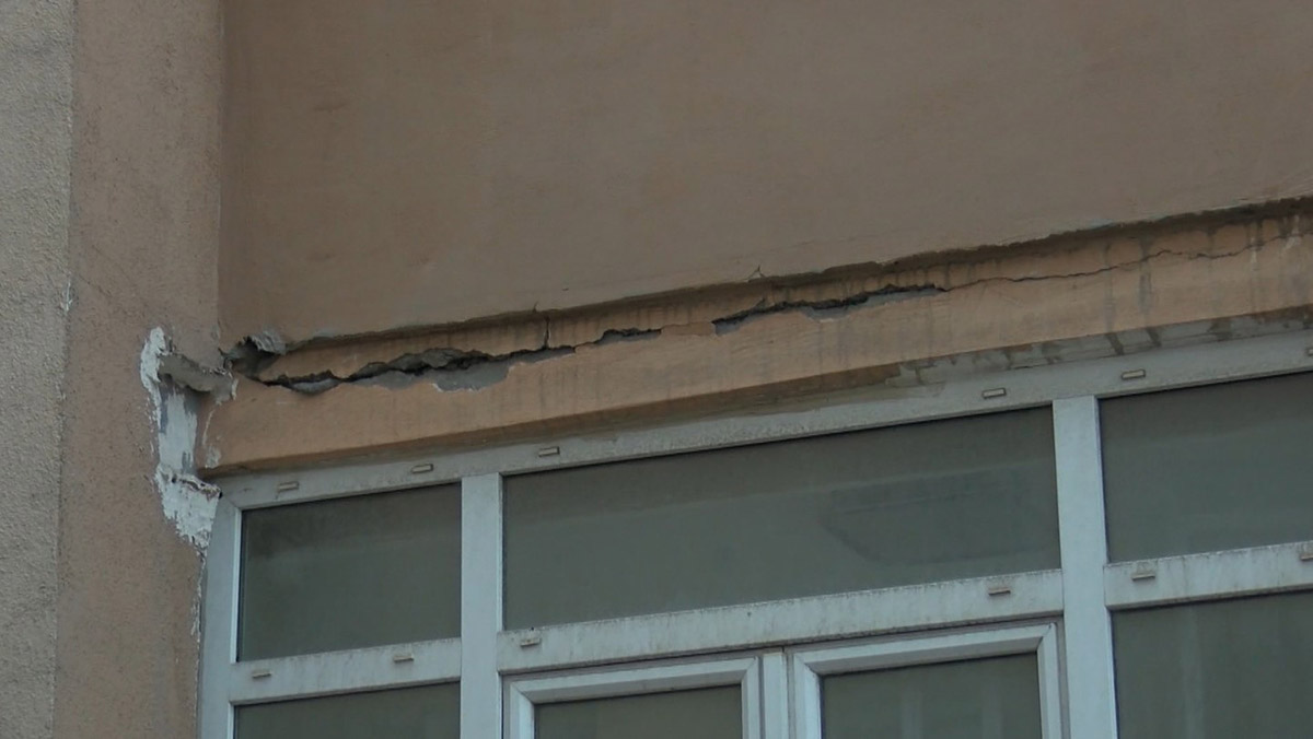 Avcılar'da hasarlı binalarda korku dolu yaşam  