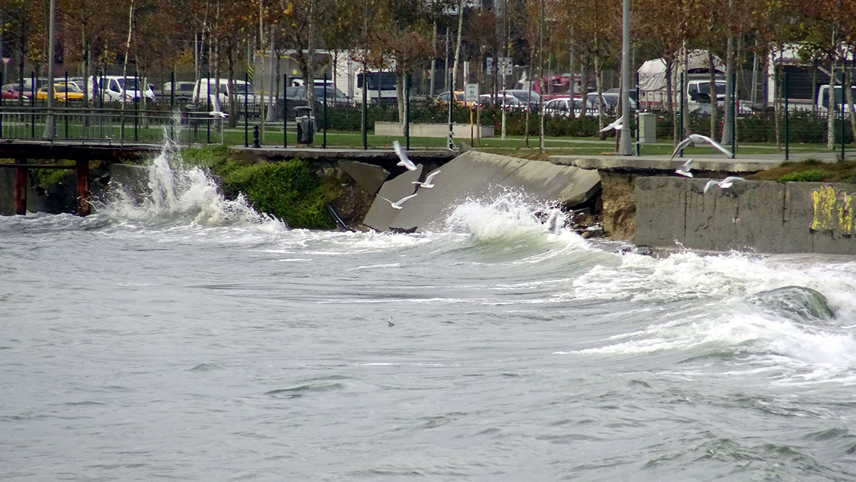 Avcılar'da lodosla dalgalar sahili dövdü
