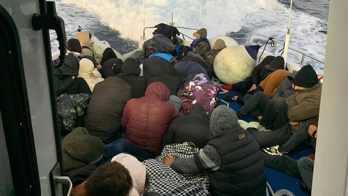 Ayvacık açıklarında 42 kaçak göçmen kurtarıldı 