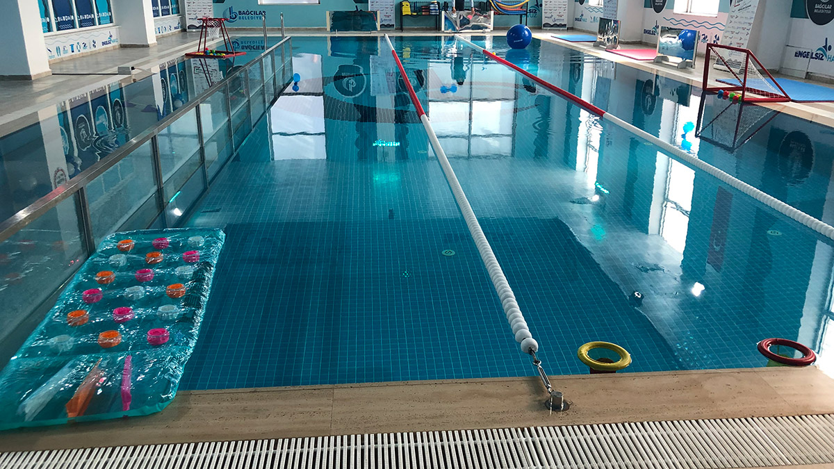 Bağcılar'da 'Engelsiz havuz' hizmete girdi