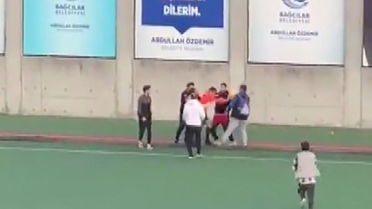 Bağcılar'da hakeme saldırı