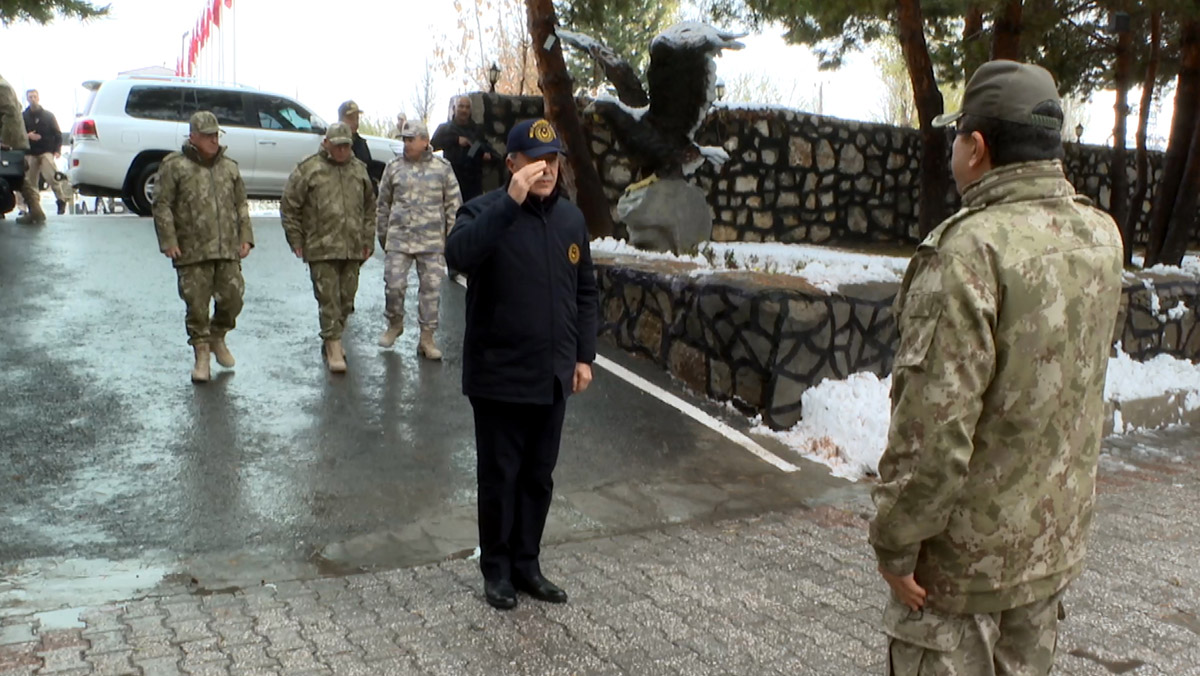 Bakan Akar ve TSK komuta kademesi sınır hattında