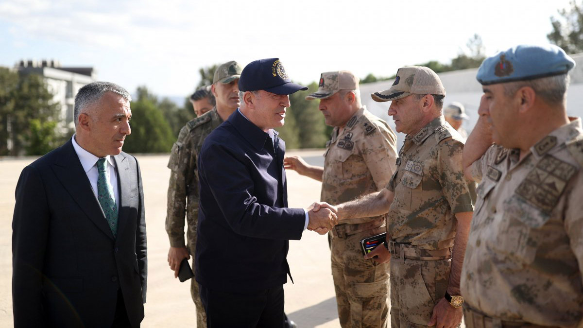 Bakan Akar ve kuvvet komutanları sınır hattında