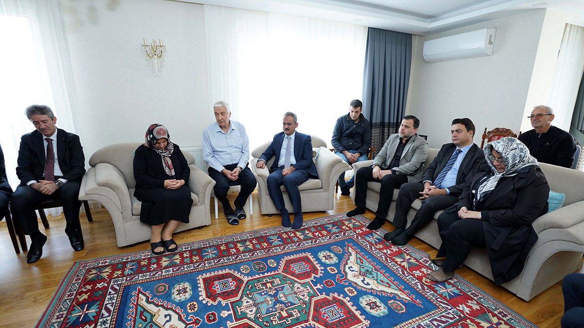 Bakan Özer'den Arzu öğretmenin ailesine ziyaret