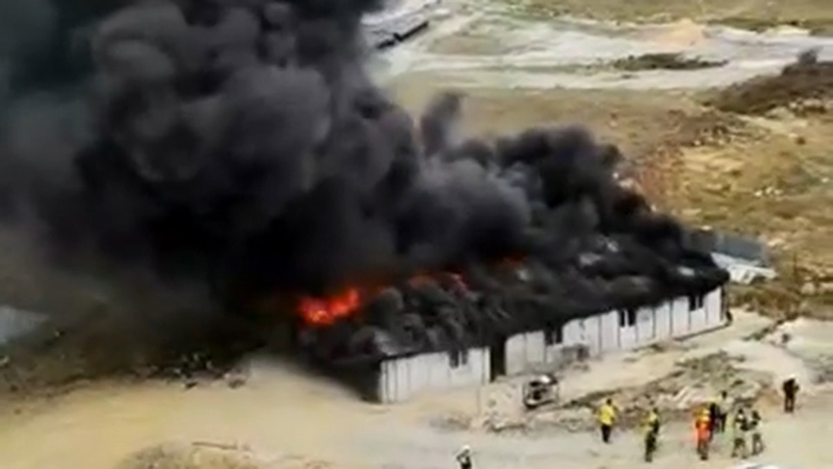 Başakşehir'de şantiyedeki konteynerlerde yangın