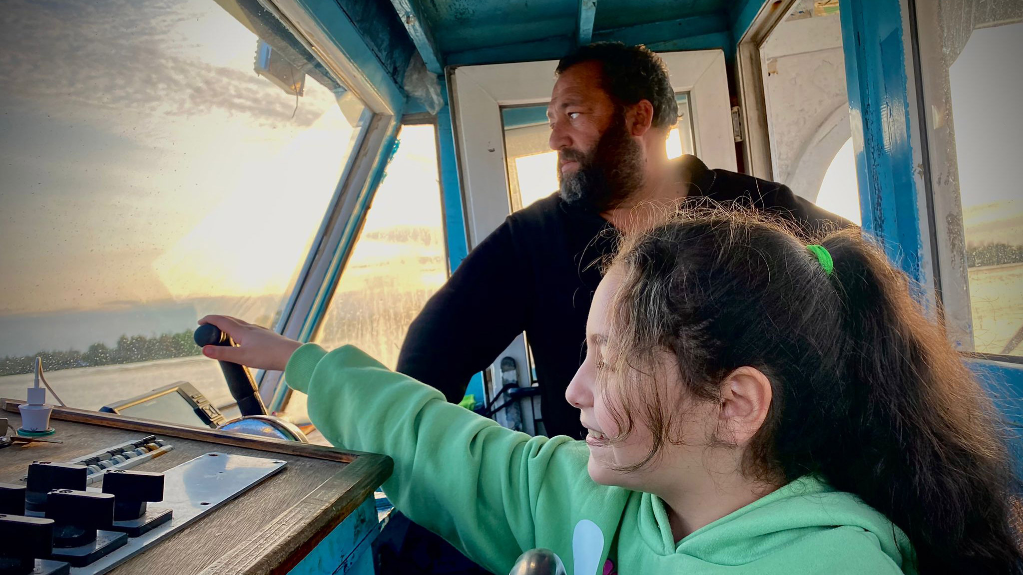 Batırılan teknelerini onaran baba-kız denize döndü