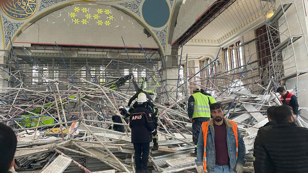 Batman'da cami inşaatında iskele çöktü; yaralılar var