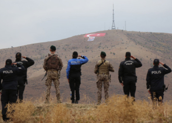 Bayrak Tepe'ye 1514 metrekarelik Türk bayrağı