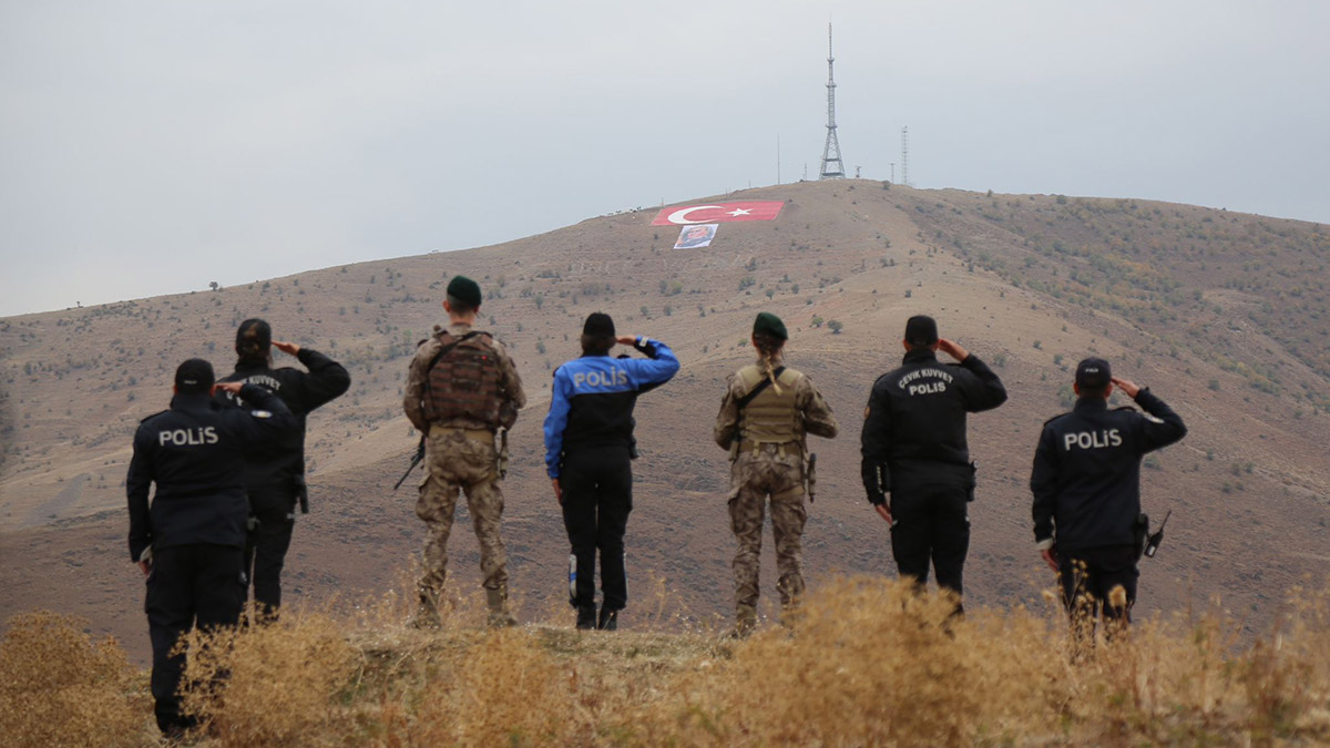 Bayrak Tepe'ye 1514 metrekarelik Türk bayrağı