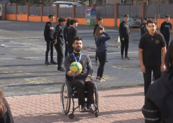 Beden eğitimi öğretmeni engelleri öğrencileriyle aştı