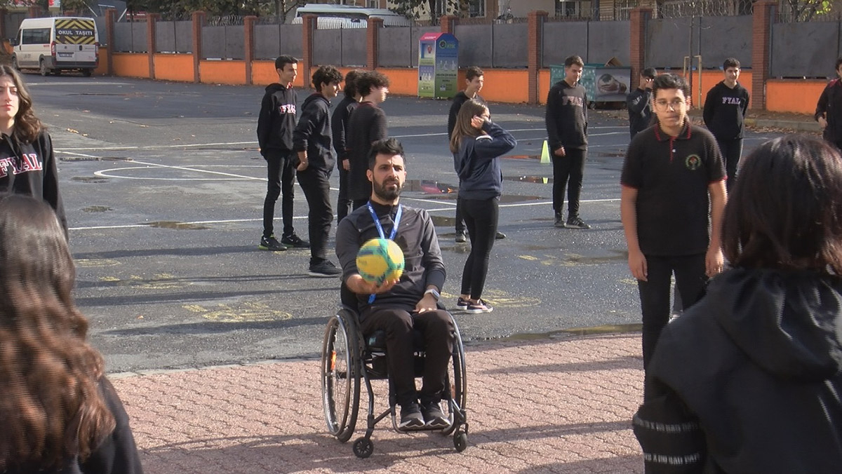 Beden eğitimi öğretmeni engelleri öğrencileriyle aştı