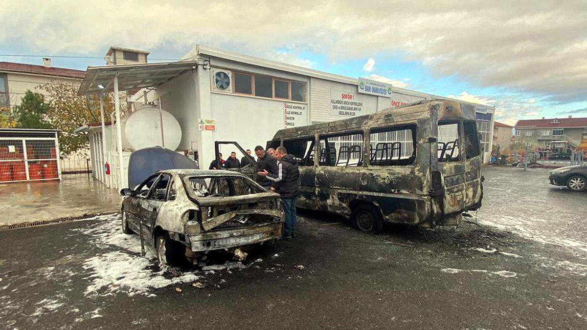 Belediyenin minibüsü ile makam aracı yandı