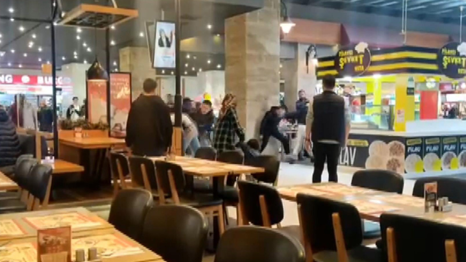 Beylikdüzü'ndeki AVM'de yumruklu kavga