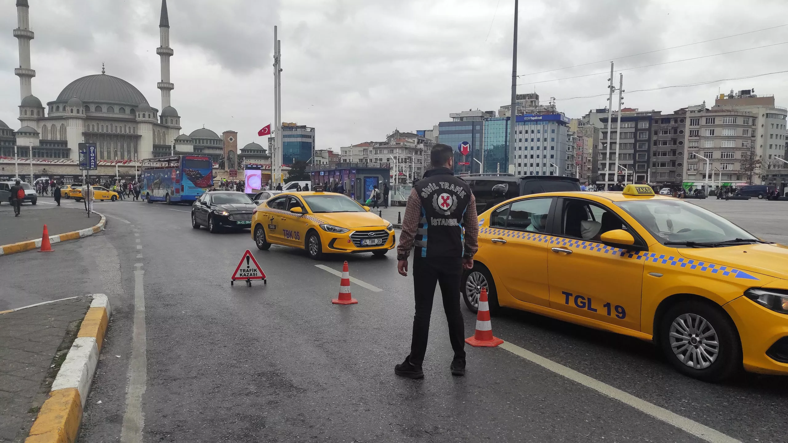 Beyoğlu'nda taksi denetimi gerçekleştirdi
