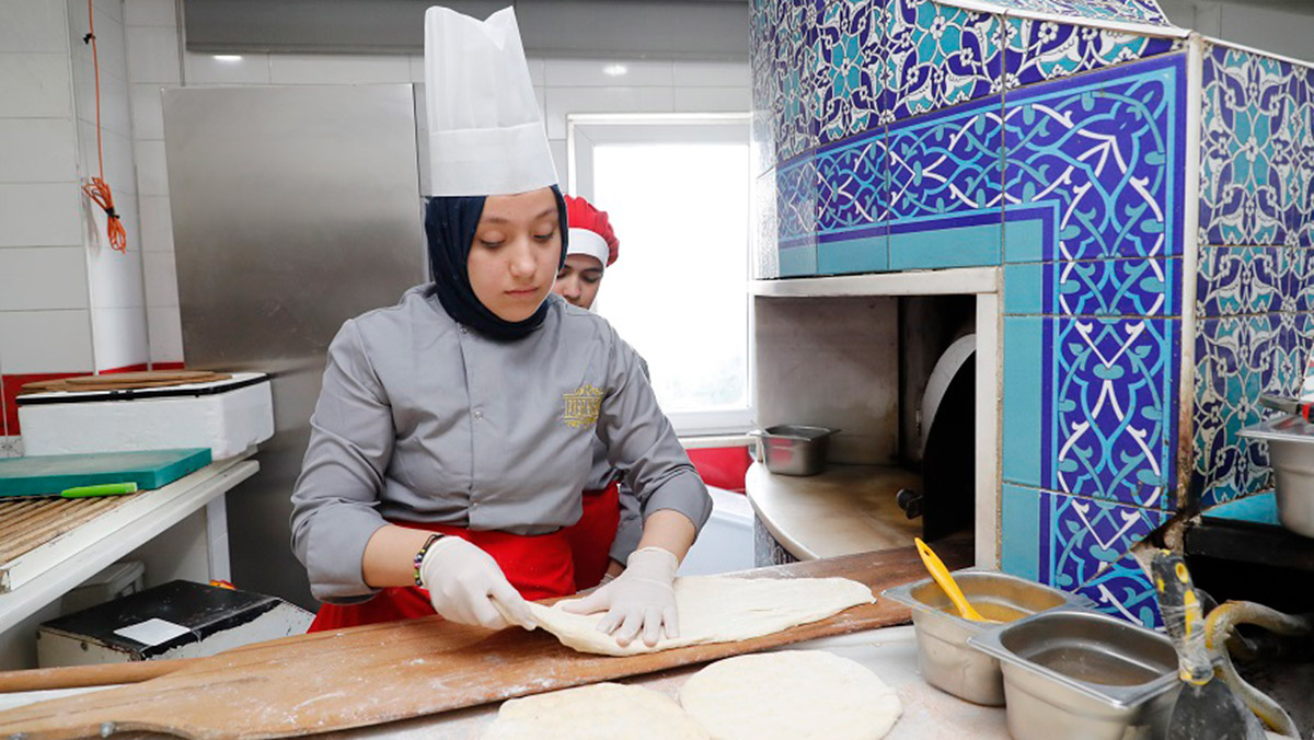 Bilgi Evleri öğrencilerinden Kızılay'a destek