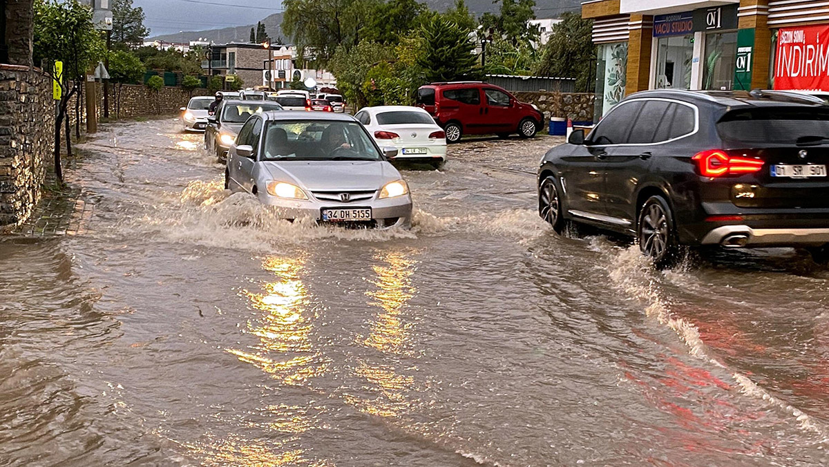 Bodrum'da sağanak hayatı olumsuz etkiledi