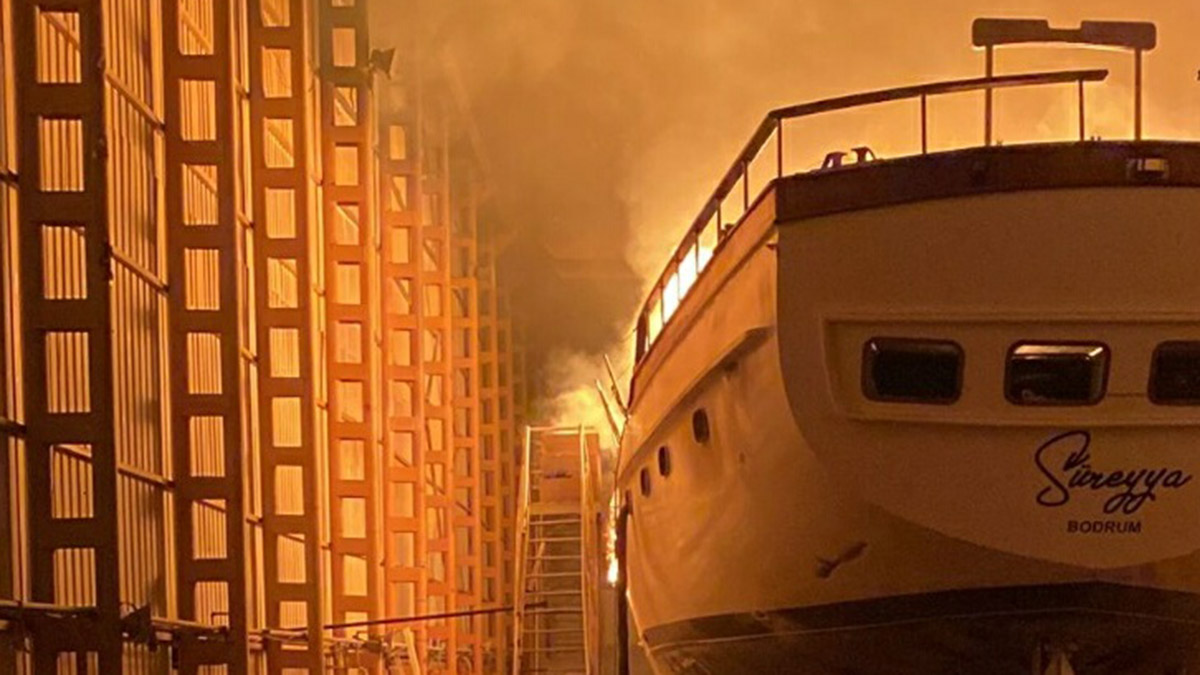 Bodrum'da tersanedeki ahşap tekne alev alev yandı