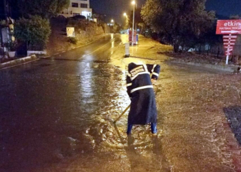 Bodrum'daki yağmurun kirlettiği yollar temizlendi