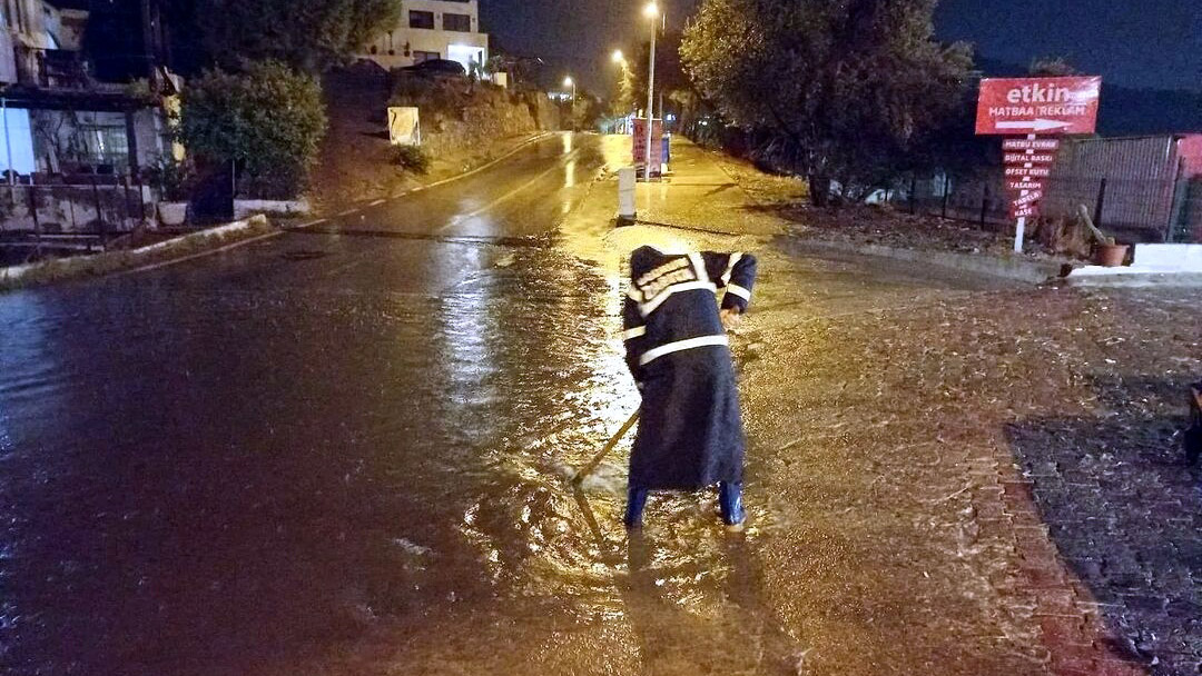Bodrum'daki yağmurun kirlettiği yollar temizlendi