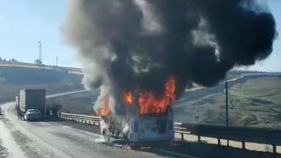 Bursa'da minibüs alev alıp yandı