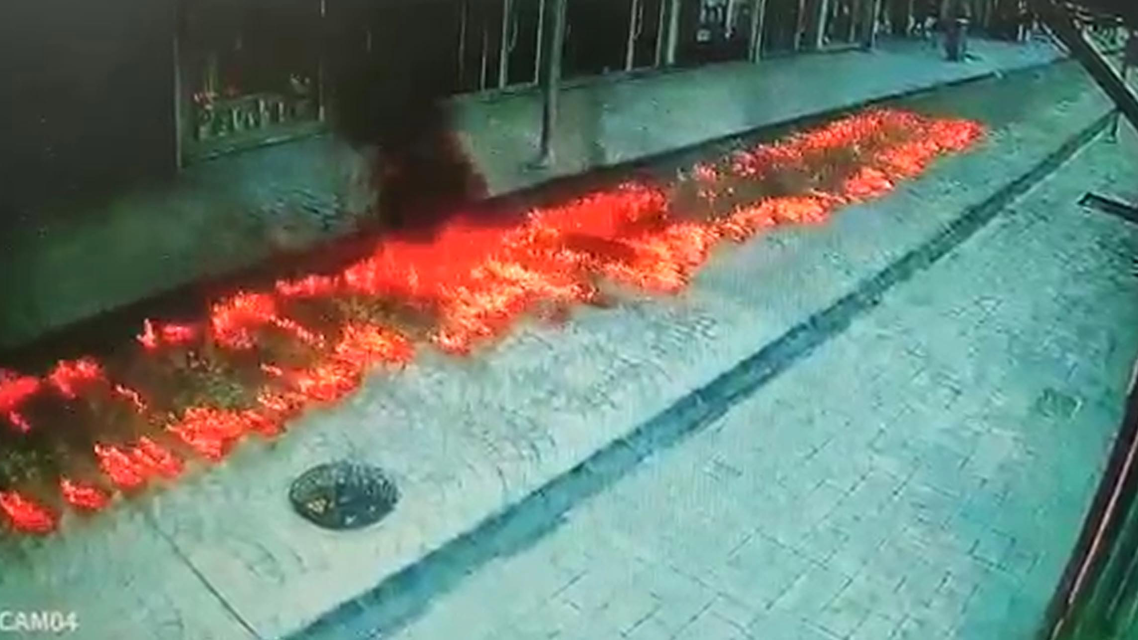 Caddeye dökülen kimyasal madde, alev alev yandı