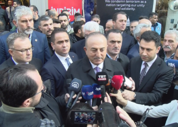 Çavuşoğlu İstiklal Caddesi'nde açıklama yaptı